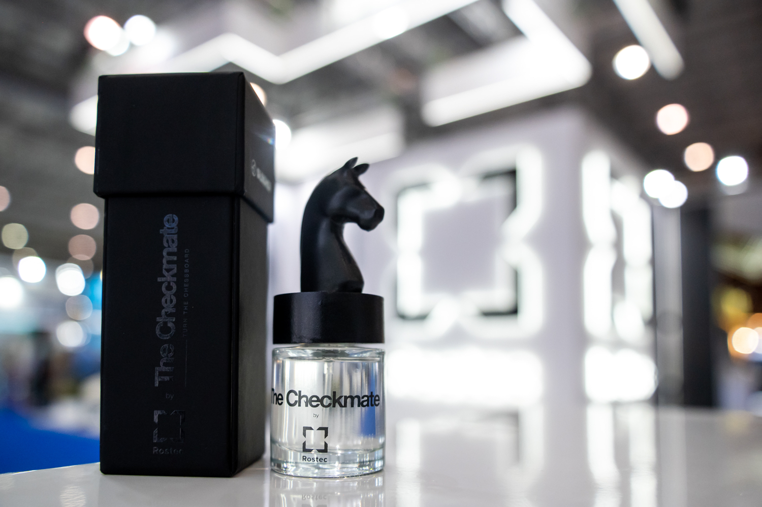 В России создан парфюм с запахом истребителя Checkmate
