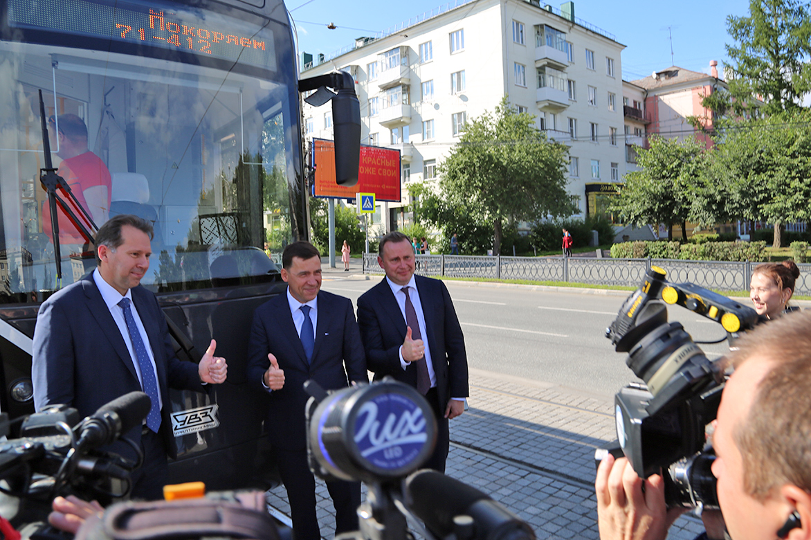 Новый трамвай Уралвагонзавода впервые встал на рельсы