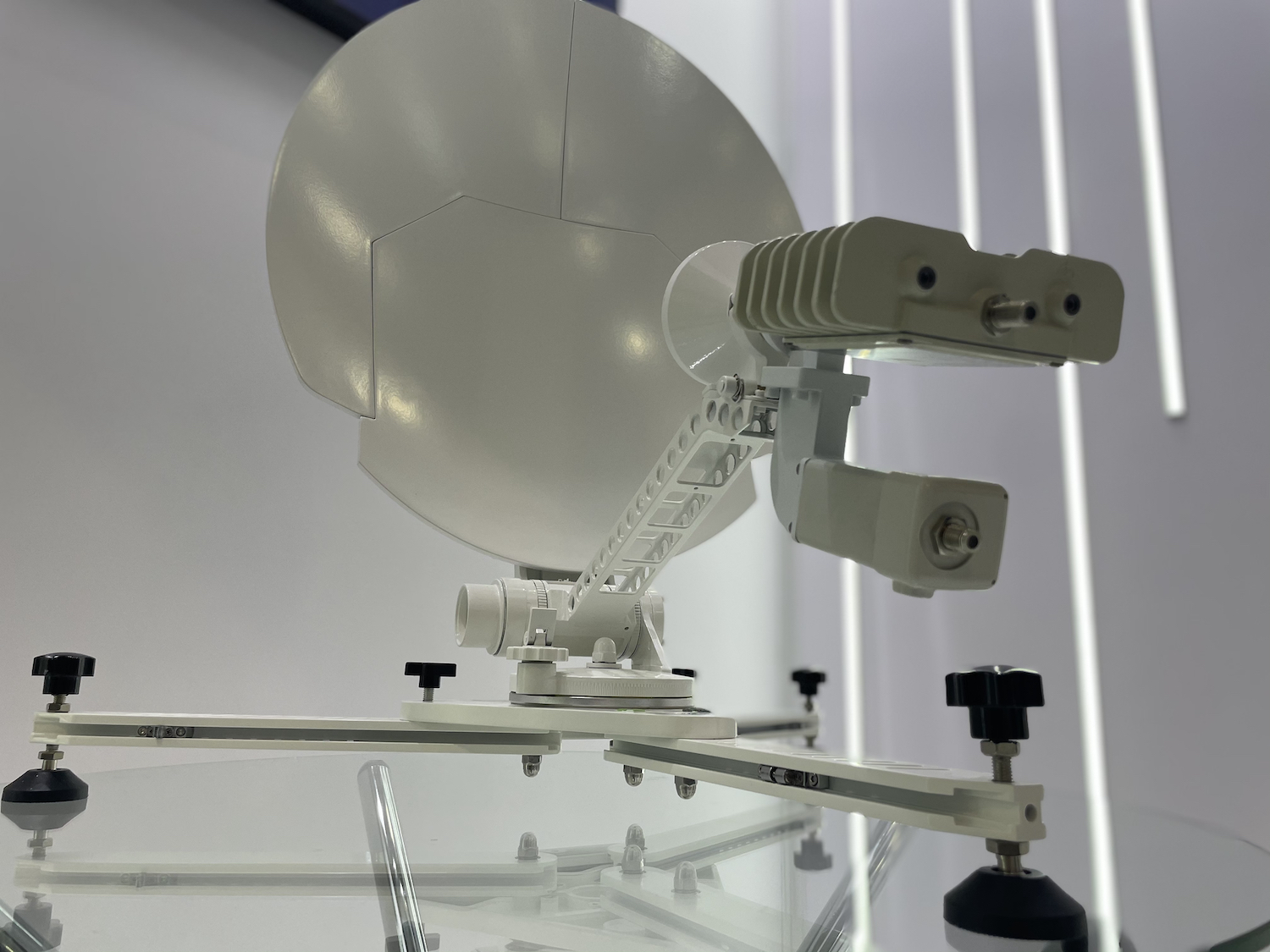 «Росэлектроника» начала выпуск компактных станций спутниковой связи