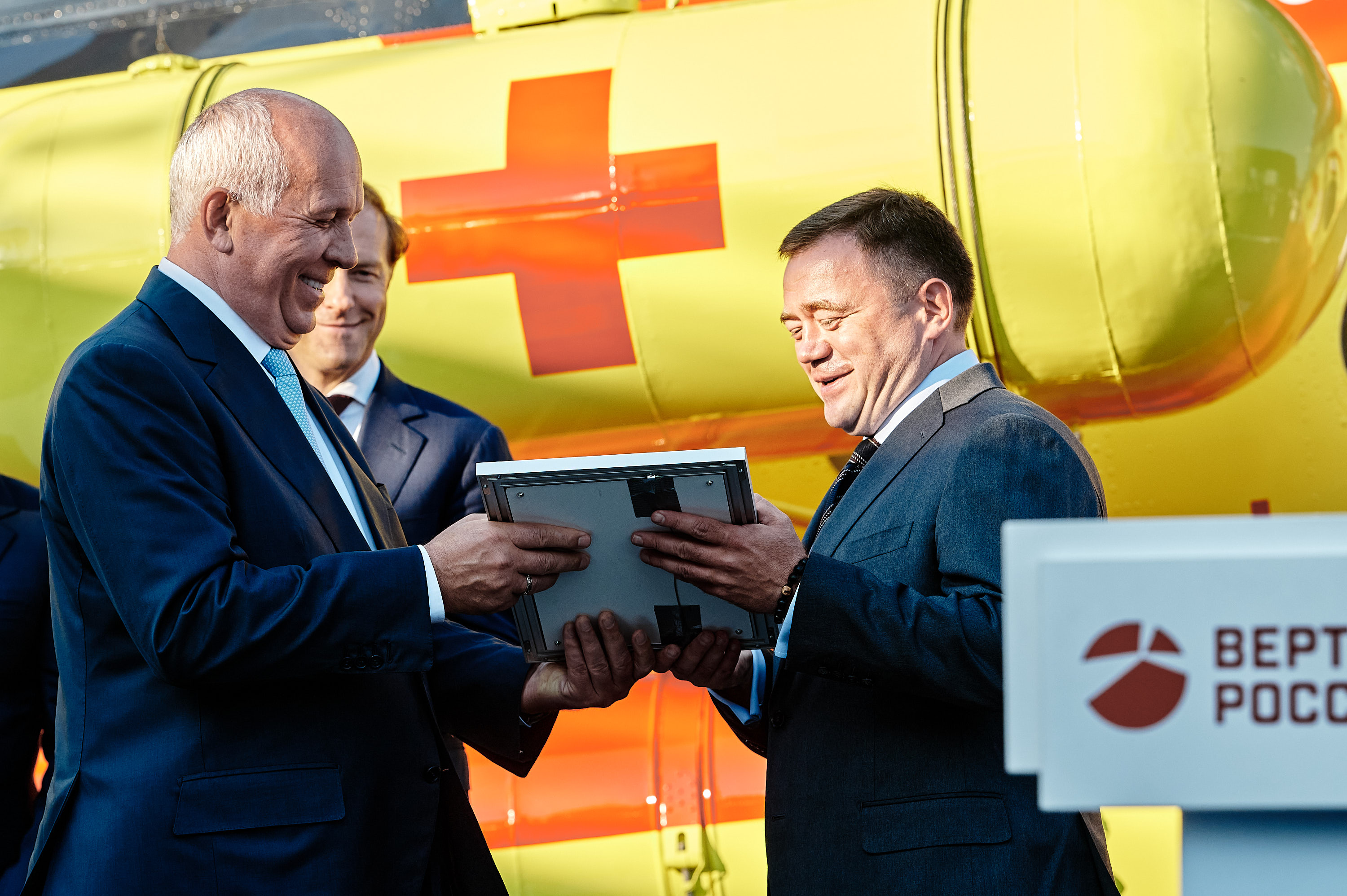 Ростех передал компании «ПСБ Лизинг» медицинский вертолет для НССА