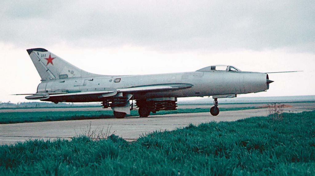 Su-7B-s-NAR-S-3K-na-puskovom-ustrojstve-APU-14U..jpg