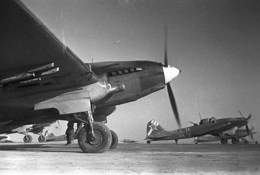 15.SHturmoviki-Il-2m-na-aerodrome-pod-Stalingradom.-1943-g..jpg
