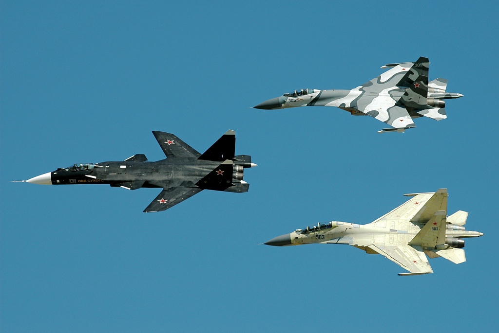 Sukhoi_Su-47_in_formation,_2005.jpg
