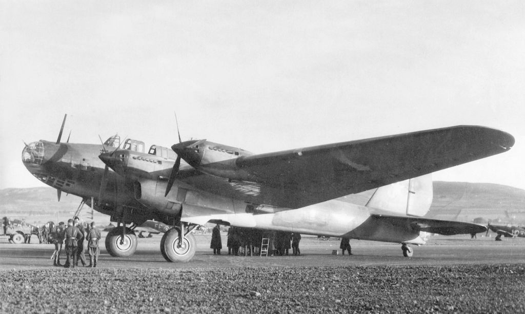 Pe-8-na-stoyanke..jpg Pe-8-na-stoyanke..jpg