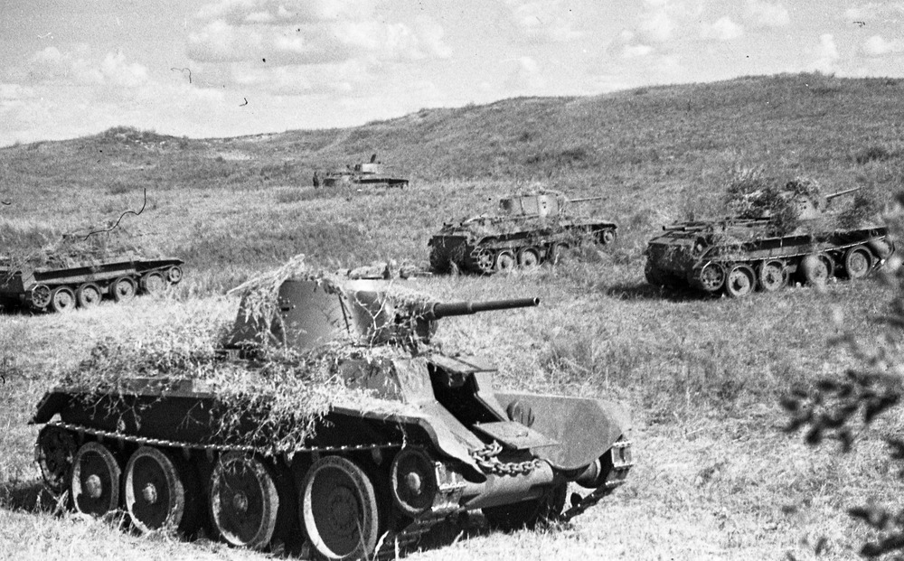 Khalkhin_Gol_Soviet_tanks_1939.jpg