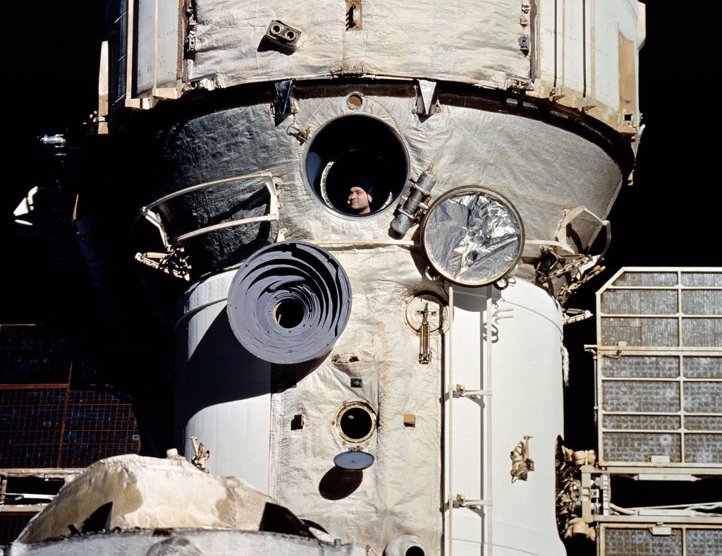 Cosmonaut_Polyakov_Watches_Discovery's_Rendezvous_With_Mir_GPN_2002.jpg Cosmonaut_Polyakov_Watches_Discovery's_Rendezvous_With_Mir_GPN_2002.jpg