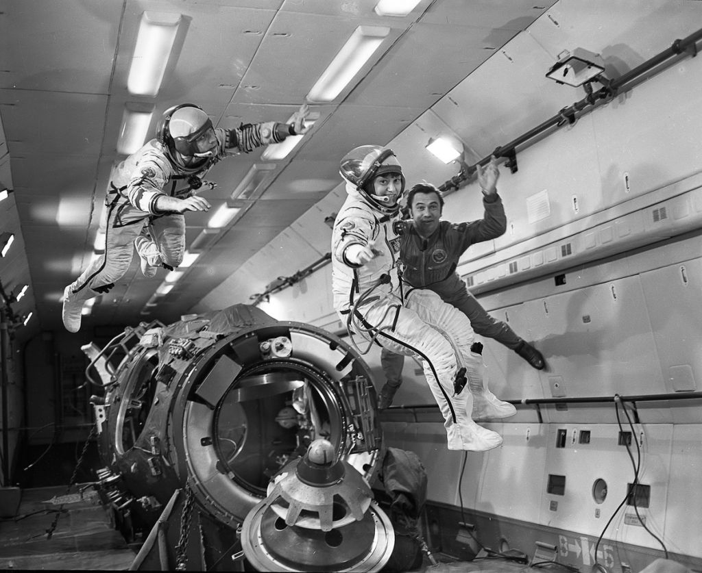 Вторая женщина-космонавт Светлана Савицкая во время тренировок в условиях невесомости, 1982 год