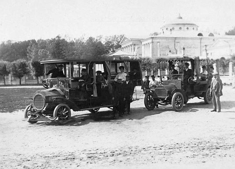 Buses_in_Ostankino.jpg Buses_in_Ostankino.jpg