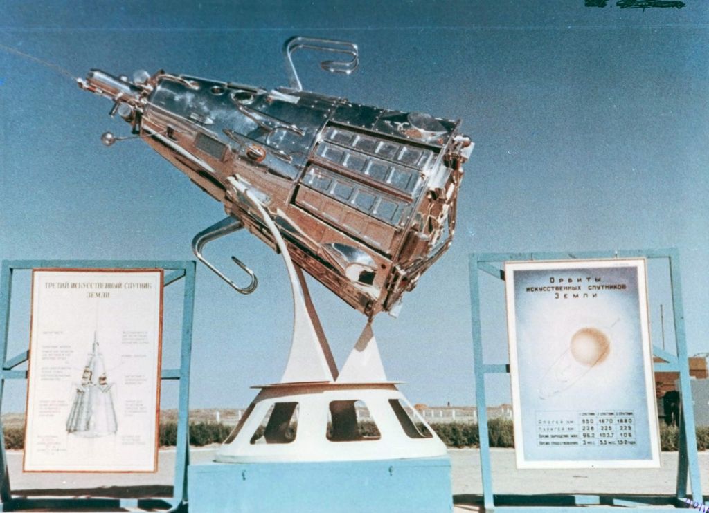 Макет_1_первых_искусственных_спутников_Земли.jpg