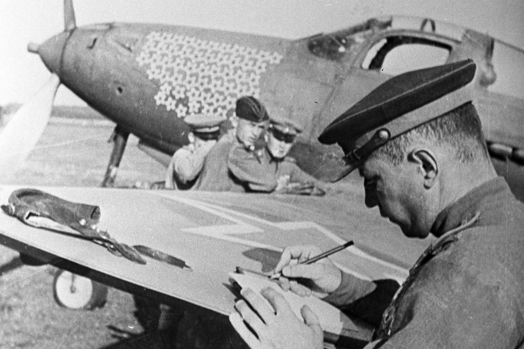 Geroy-Pokrishkin_samolet-Aerokobra_1945.jpg