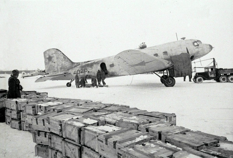7.Pogruzka-boepripasov-na-transportnye-samolety-Li-2-dlya-otpravki-na-front.-Mart-1943-g..jpg
