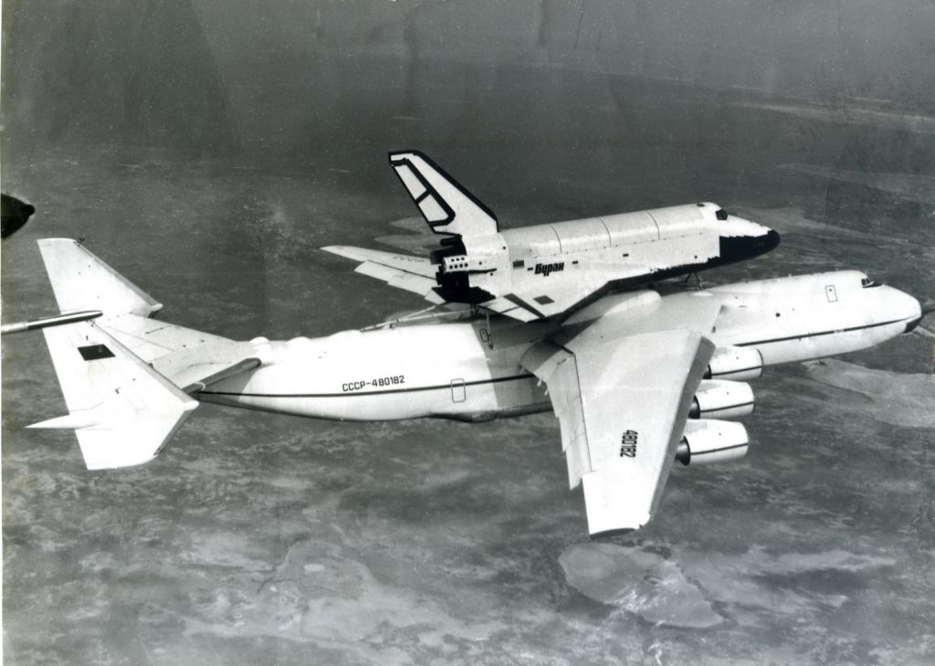 Antonov_An-225_with_Soviet_space_shuttle_Buran_on_top.jpeg Antonov_An-225_with_Soviet_space_shuttle_Buran_on_top.jpeg
