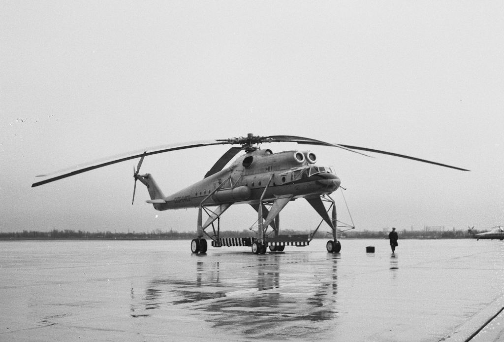 Russische_luchtreuzen_op_Rotterdam_Airport,_Bestanddeelnr_918_9452.jpg Russische_luchtreuzen_op_Rotterdam_Airport,_Bestanddeelnr_918_9452.jpg