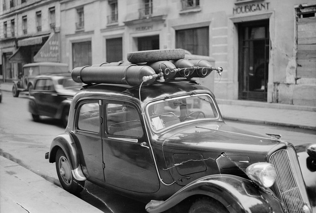 1200px-Parisian_Traffic,_Spring_1945-_Everyday_Life_in_Paris,_France,_1945_D24162.jpg