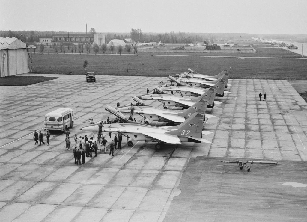 Original_Strizhi_lineup_at_Kubinka_Air_Base,_April_1992.jpg