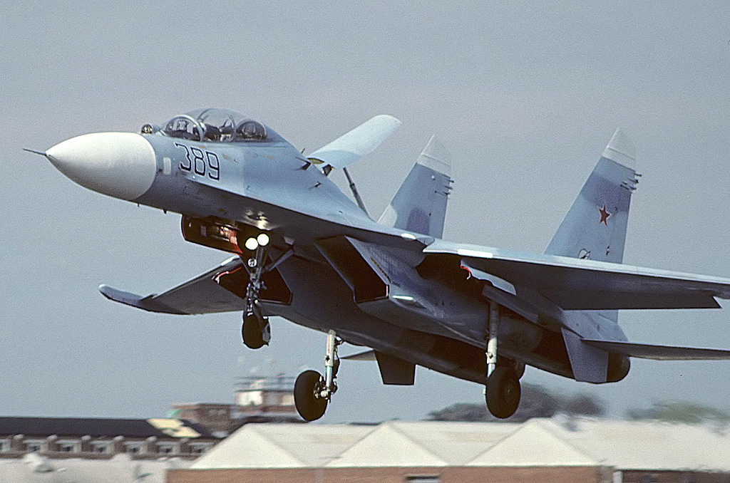 Sukhoi_Su-27UB_at_Farnborough_1990_airshow.jpg