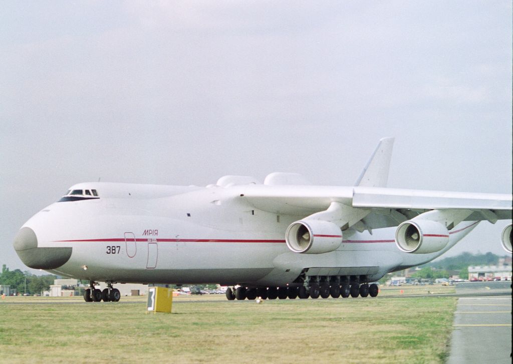 An-225_-_September_90_-_Farnborough_(5).jpg