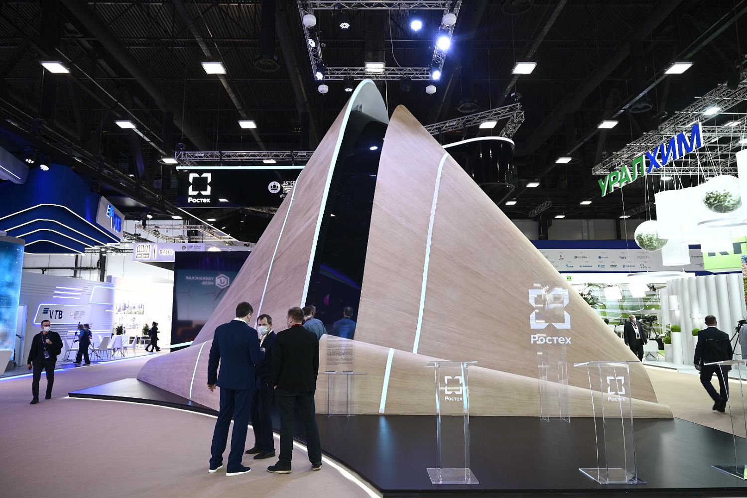 Ростех представил на ПМЭФ «Дом будущего» с живым концертом электронной музыки