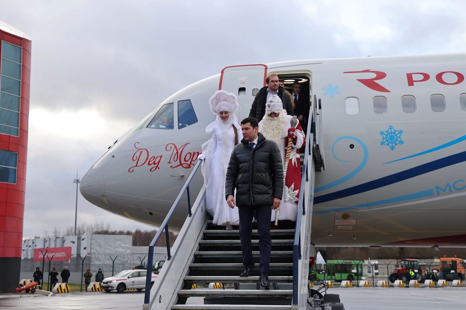 МС-21 в ливрее «России» доставил Деда Мороза на новогоднюю елку в Калининграде