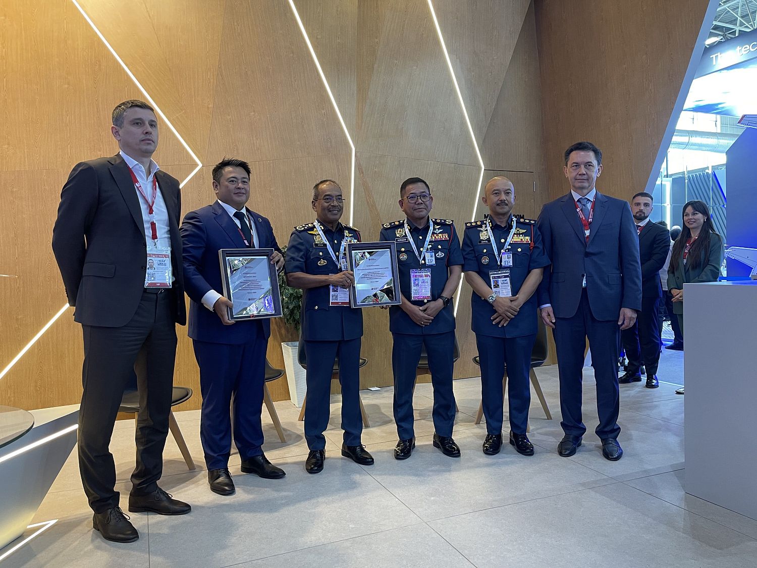 «Вертолеты России» наградили эксплуатантов российской авиатехники на LIMA 2025