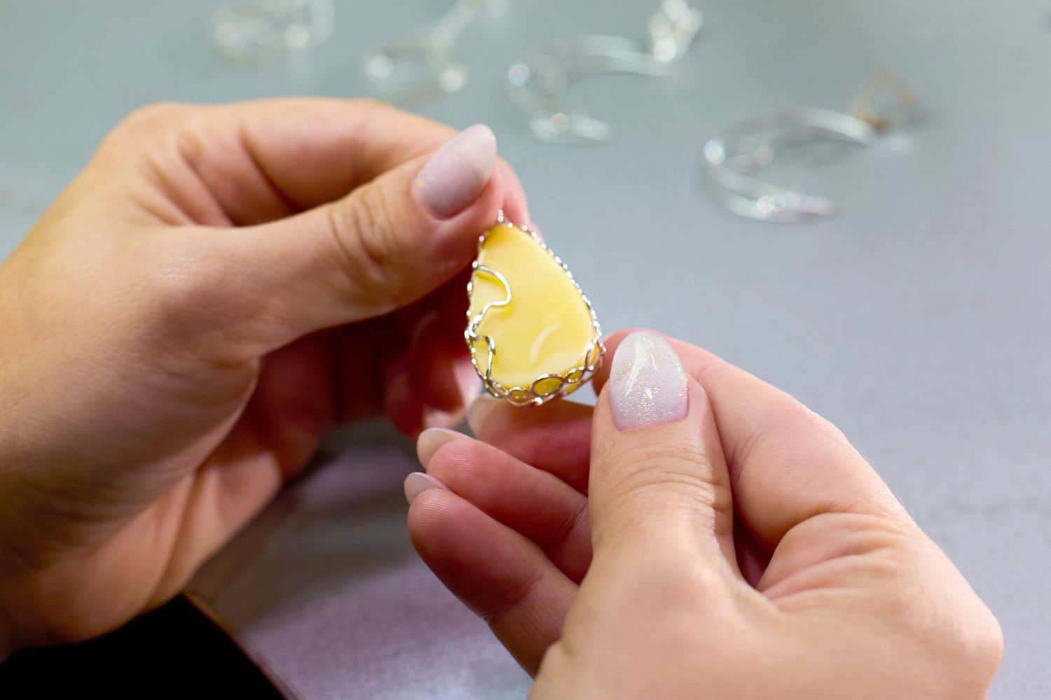 Янтарный комбинат Ростеха внедрил технологию тонкостенного литья в производство украшений