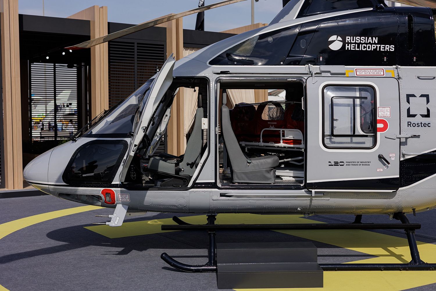 «Вертолеты России» впервые представили импортозамещенный «Ансат» на Dubai Airshow 2025