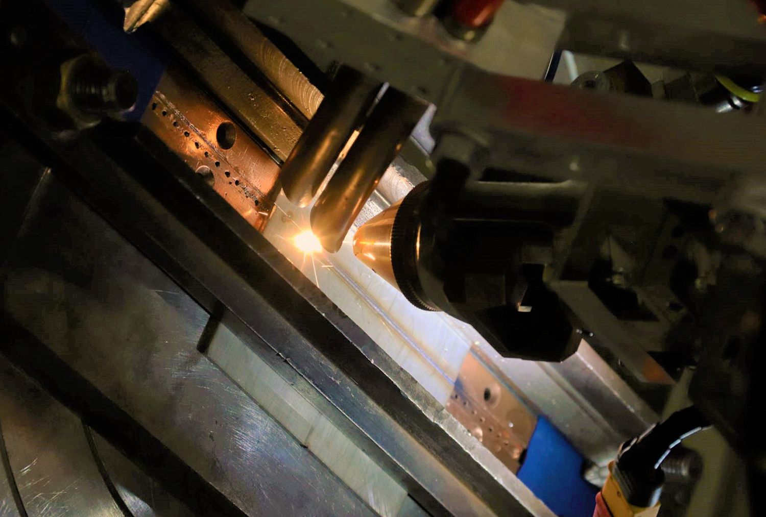 Ростех создал уникальный лазерный комплекс для изготовления деталей авиадвигателей