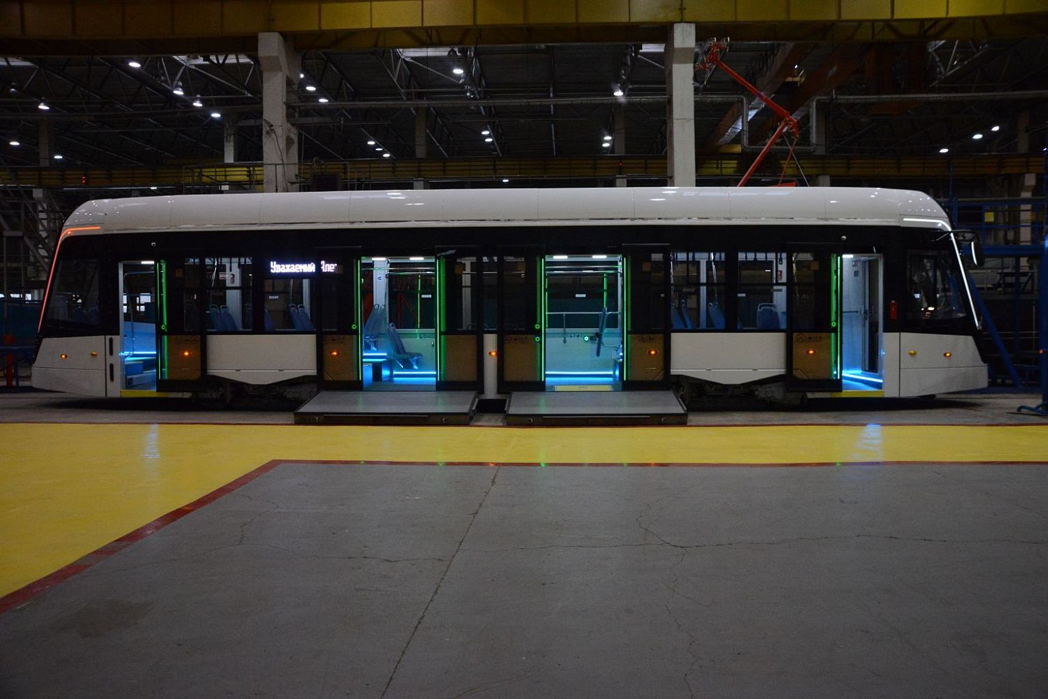 Светящийся трамвай 71-415М выходит на испытания в Екатеринбурге