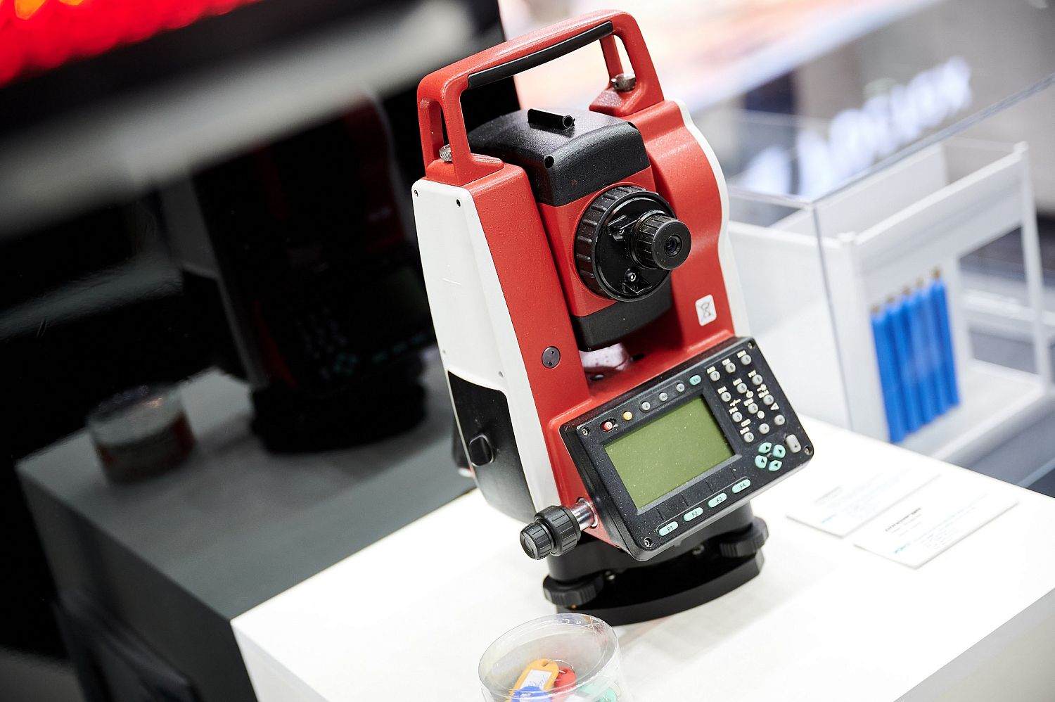 Ростех представил на «Иннопроме-2024» первый российский высокоточный прибор для геодезических измерений 