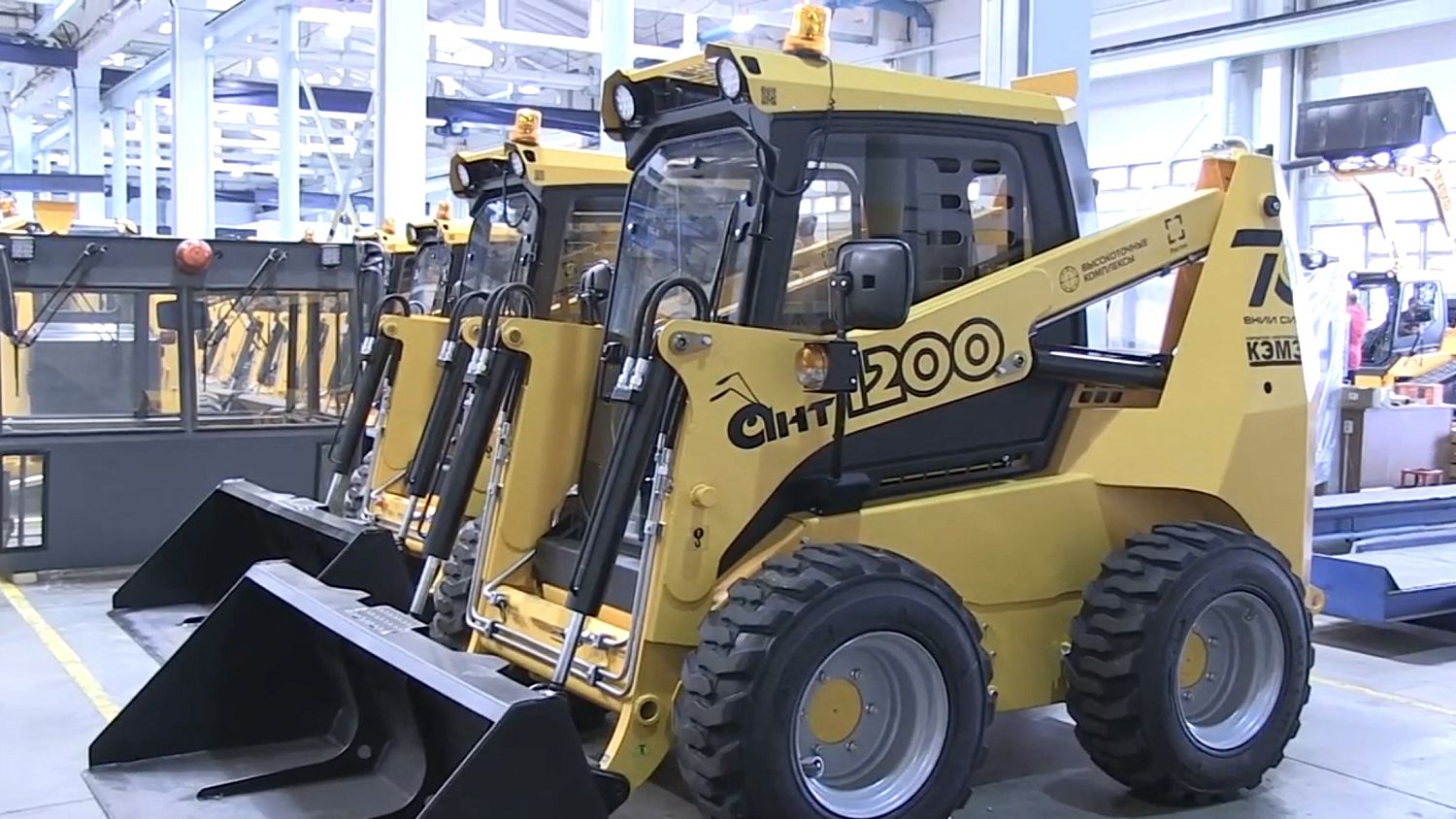 Ростех поставил в новые регионы России мини-погрузчики для ремонта дорог