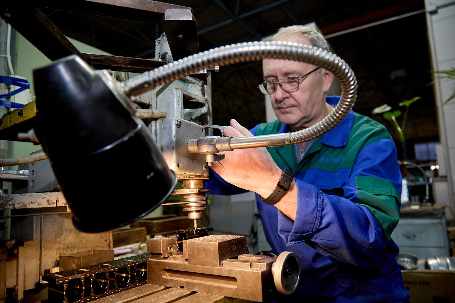 Профессии Ростеха: гравер по металлу