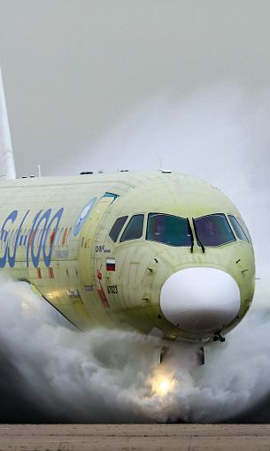 ОАК успешно испытала новый «Суперджет» в «бассейне» на защиту двигателей от воды