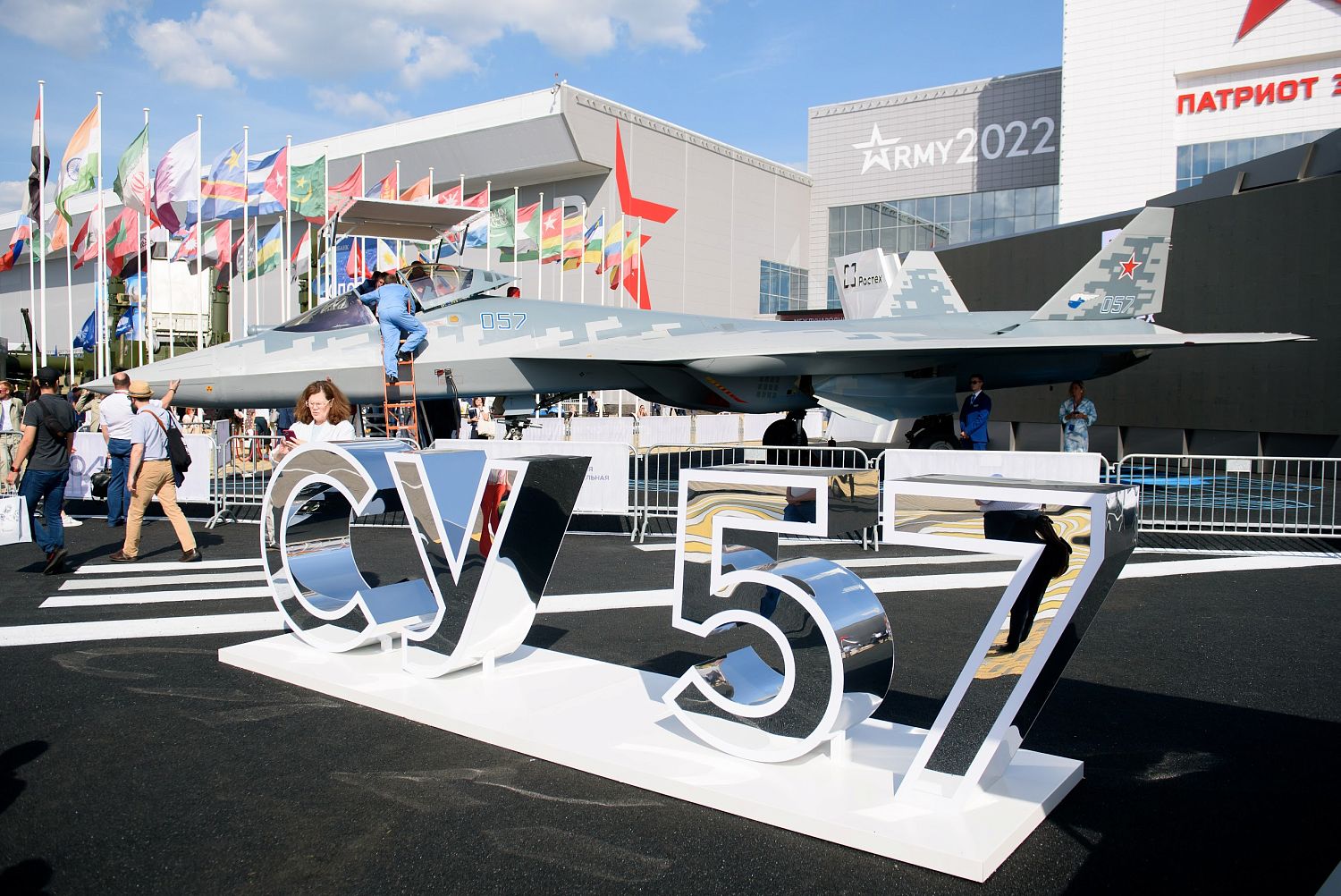 Авиастроители из Комсомольска-на-Амуре передали Минобороны РФ серийные Су-57 и Су-35С