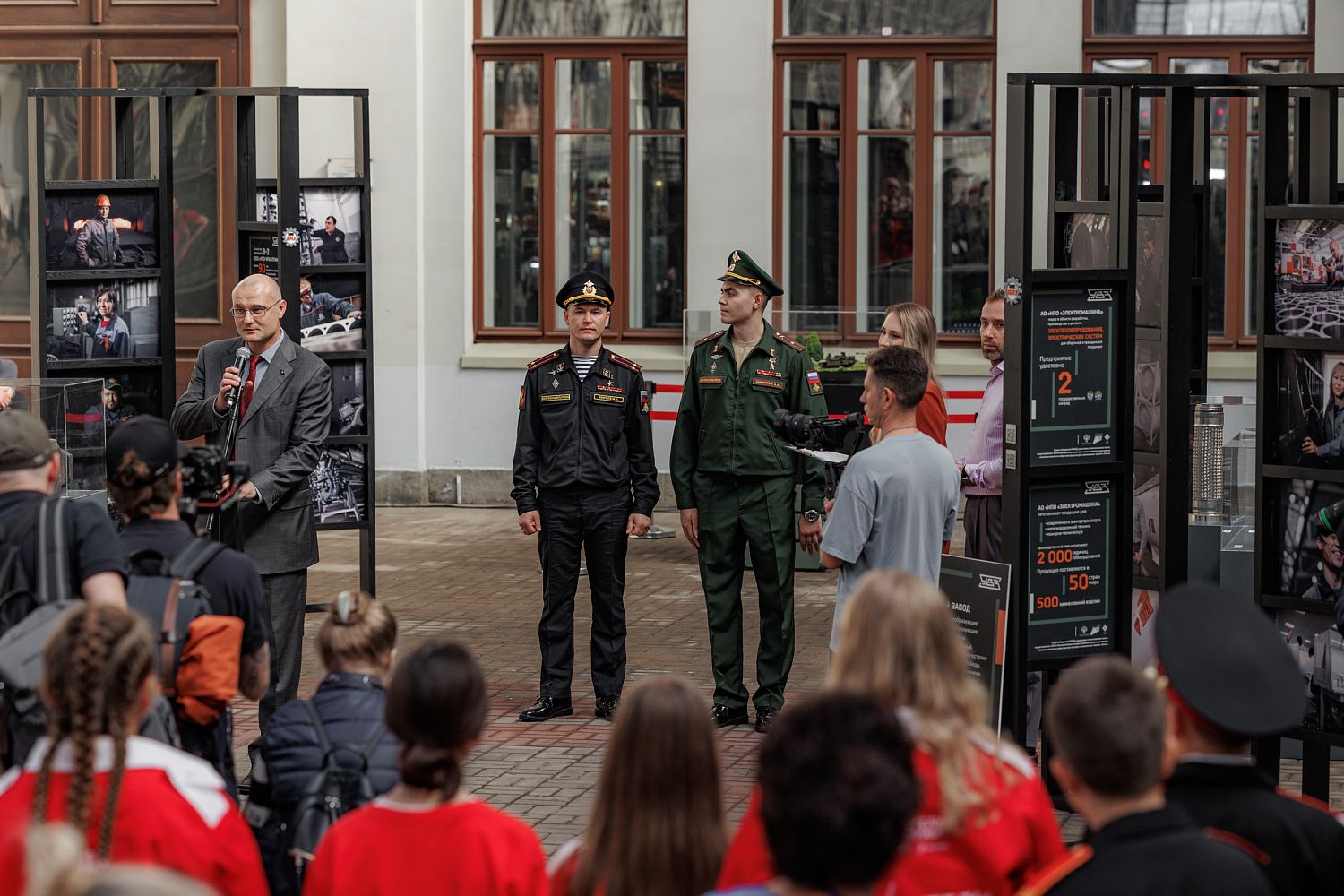 Уралвагонзавод открыл на Киевском вокзале фотовыставку «Священный завод»